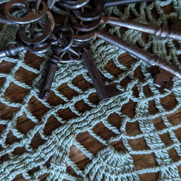 Vintage 12 Assorted Large & Short Skeleton Keys - Picture 2 of 5